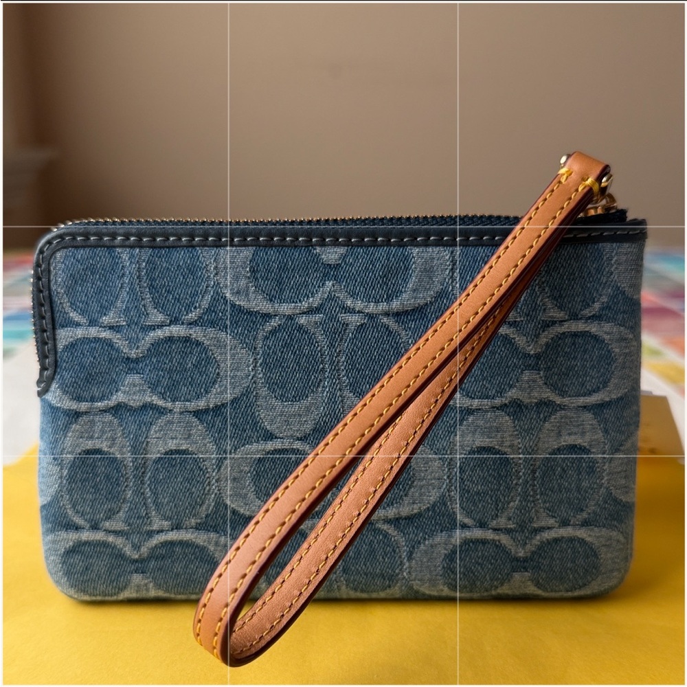 πππ COACH ZIP WRISTLET IN SIGNATURE DENIM πππ NWT πππ - Picture 15 of 16